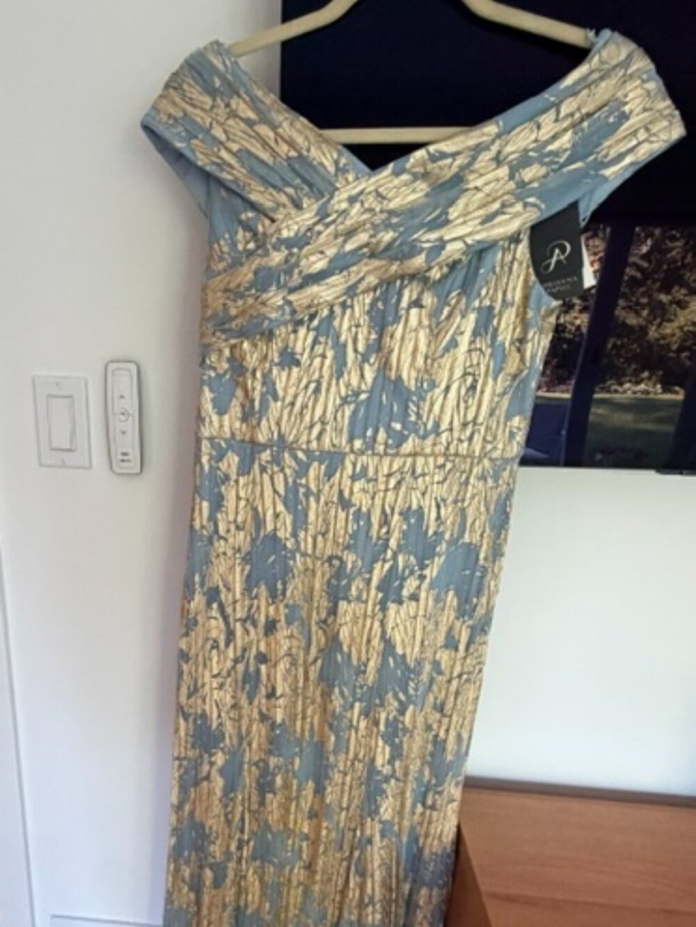 Adrianna Papell Foil Leaf Mermaid Gown Size 6 NWT Light Blue and Gold
